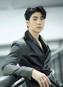 Мон Танатчай Вичитвонтон (Mond Tanutchai Wijitwongthong: ม่อน ธนัชชัย วิจิตรวงศ์ทอง)