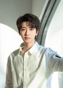 Хэ Цзюнь Линь (He Jun Lin (2004): 贺峻霖)